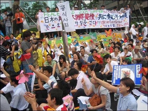 해방 60주년 일본군 위안부 문제 해결을 위한 세계연대의 날 집회현장. 이날 집회에는 500여명이 참여했다. 